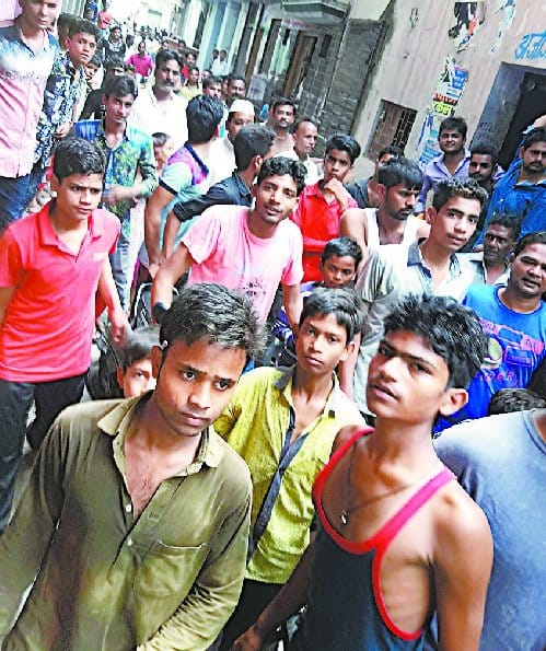 Neighbors threw stones , masons died