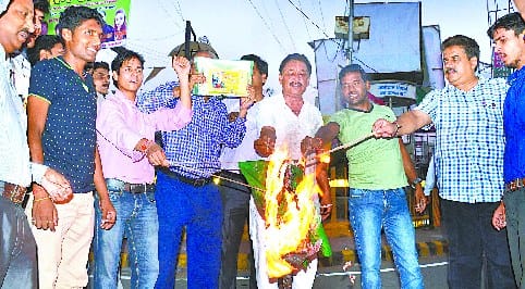  Pakistan angry , burnt effigies of Sharif
