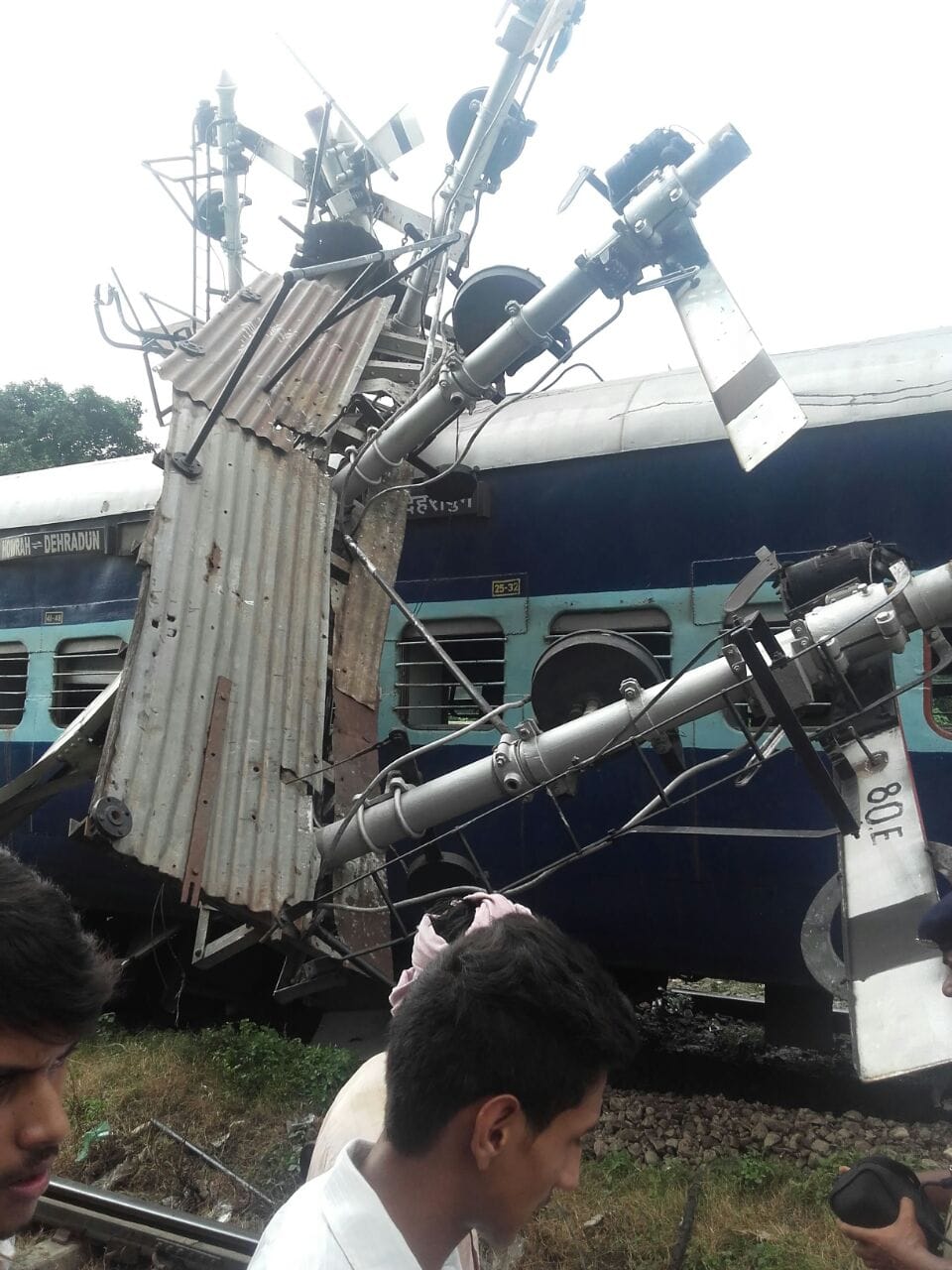 doon express derail in faizabad