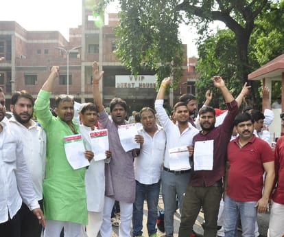 mulayam singh sacks samajwadi youth wing leader 