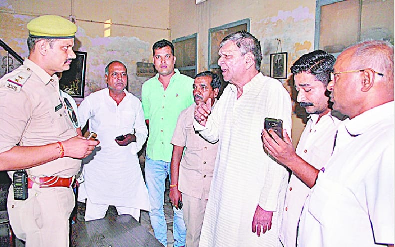 18 lakh looted family hostage