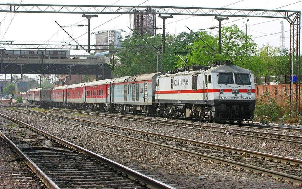sealdah rajdhani express engine failure