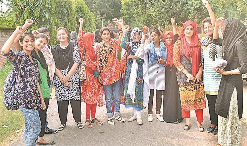 Many students out of the circle of attendance