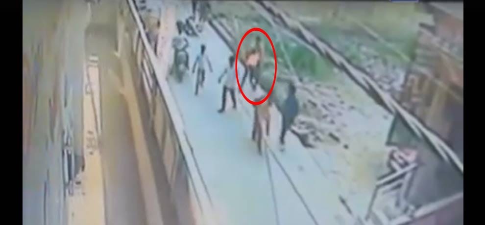 Man murdered a woman with knife in one side love, people remained Spectacled