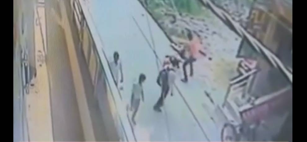 Man murdered a woman with knife in one side love, people remained Spectacled