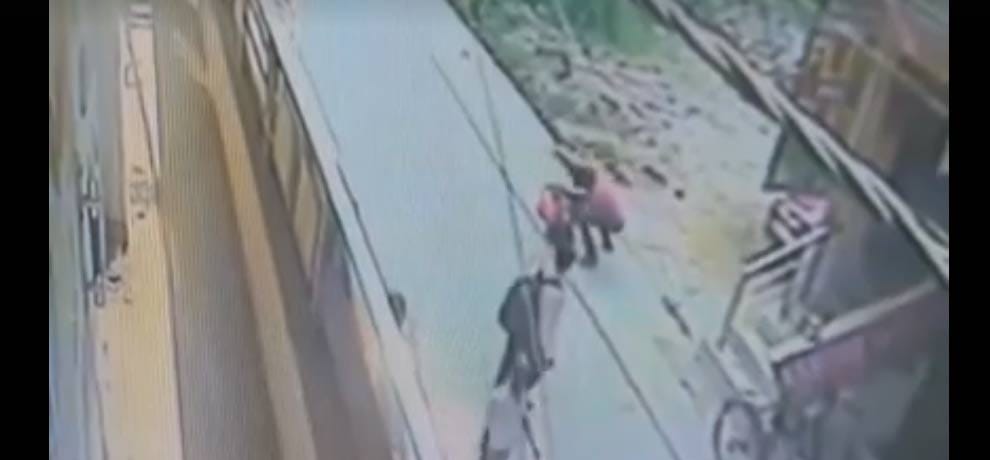 Man murdered a woman with knife in one side love, people remained Spectacled