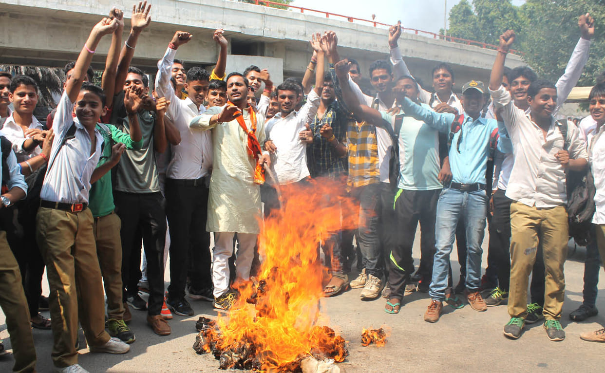 The tribute to the martyrs, burned an effigy of Pakistan