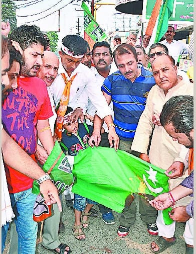 BJP members demonstrate against Pakistan