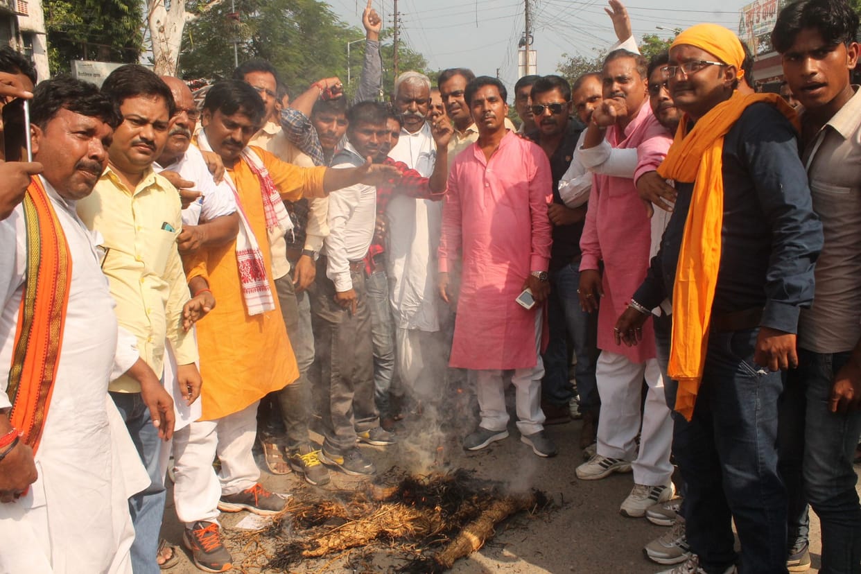 Anger attacks , burnt the effigy of Nawaz