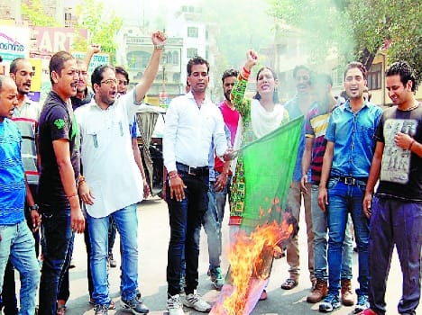 bilaspur collage student burn pakistan flag.