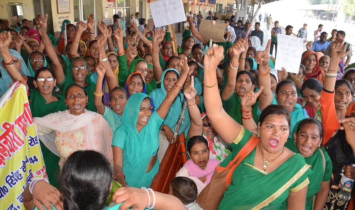 Anganbadis commotion on the Hapur railway station.
