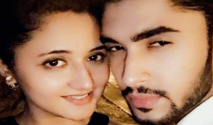 rashmi desai fall in love with her young co star
