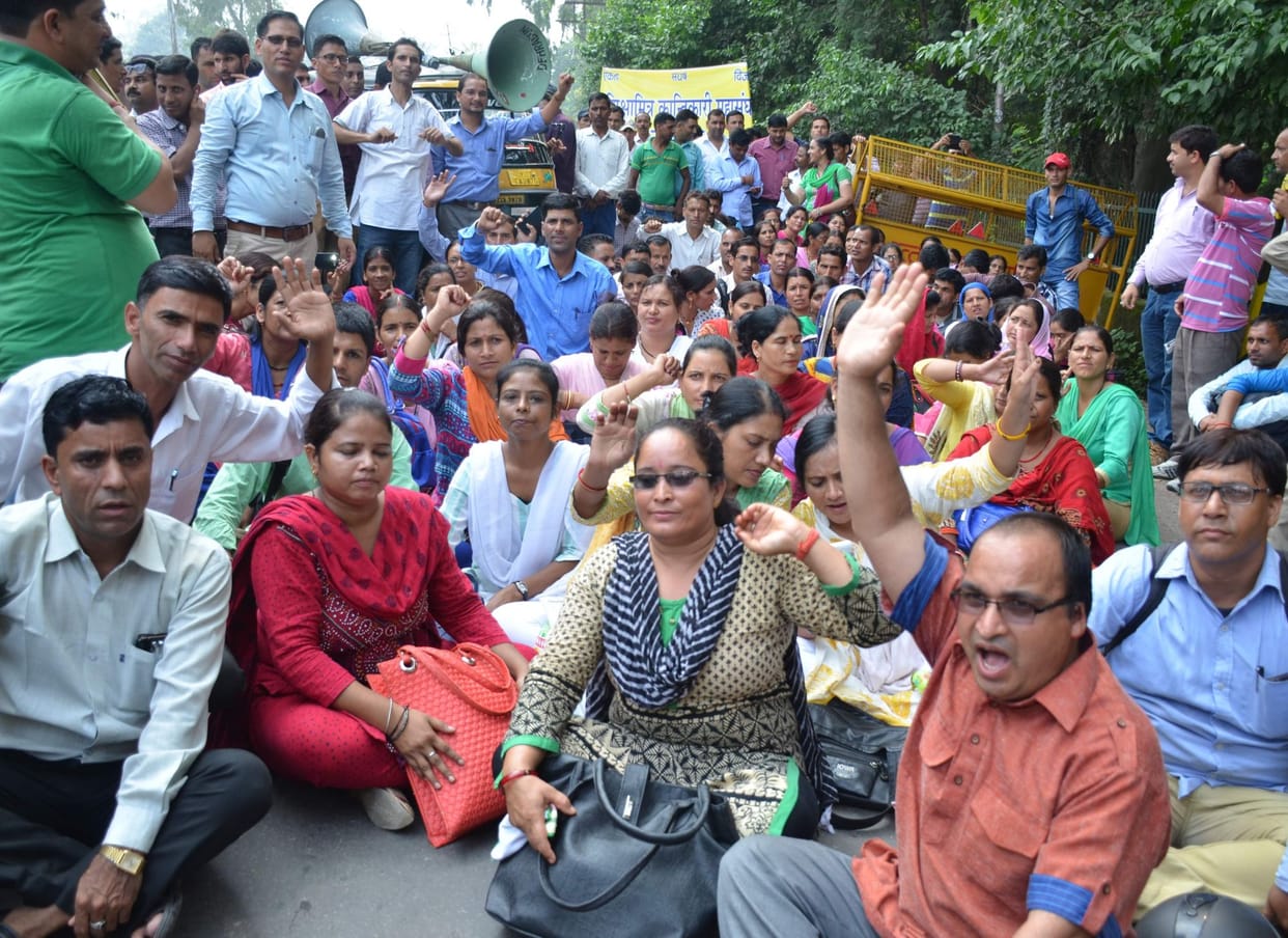 shiksha mitra march to CM residence.