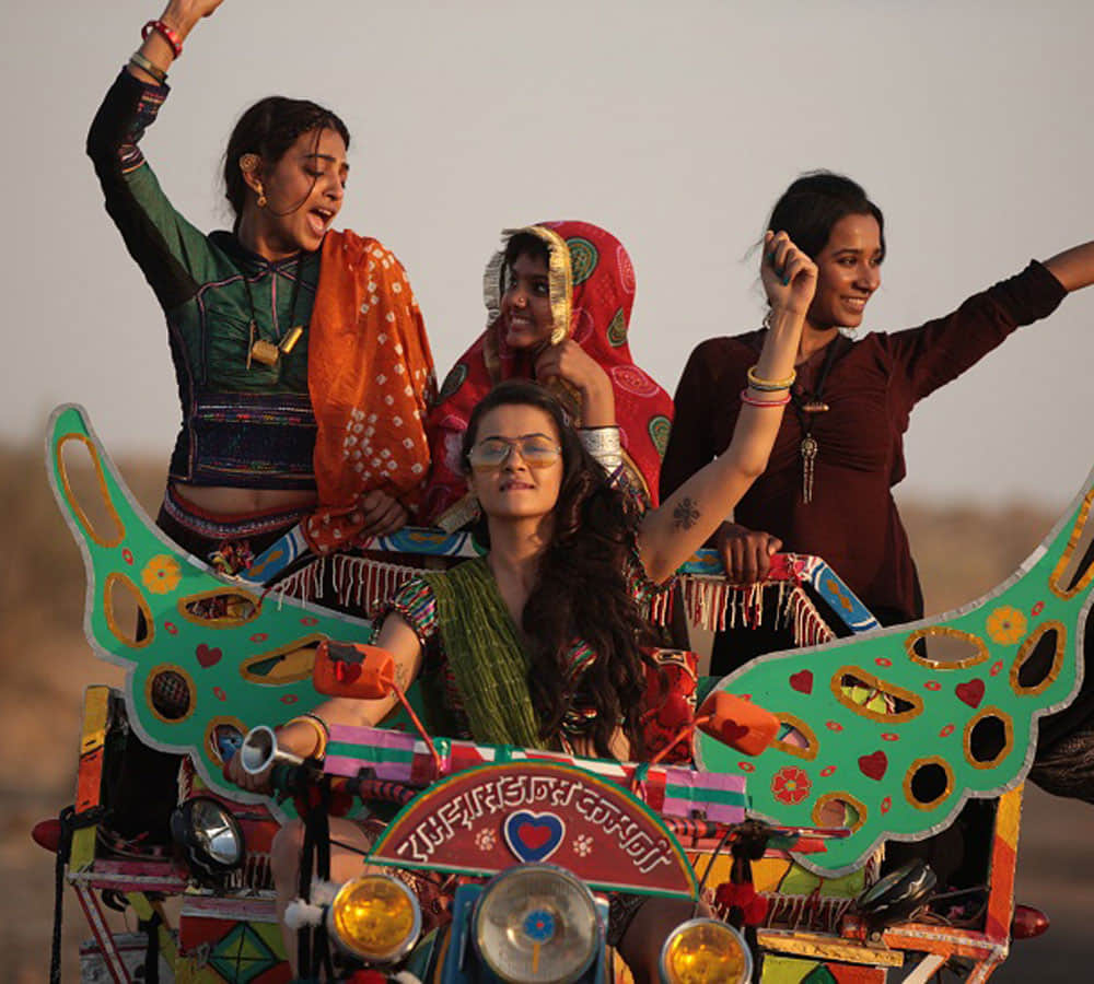 surveen chawla faces wardrobe malfunction