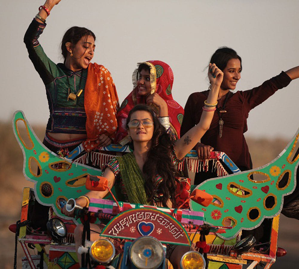 surveen chawla faces wardrobe malfunction