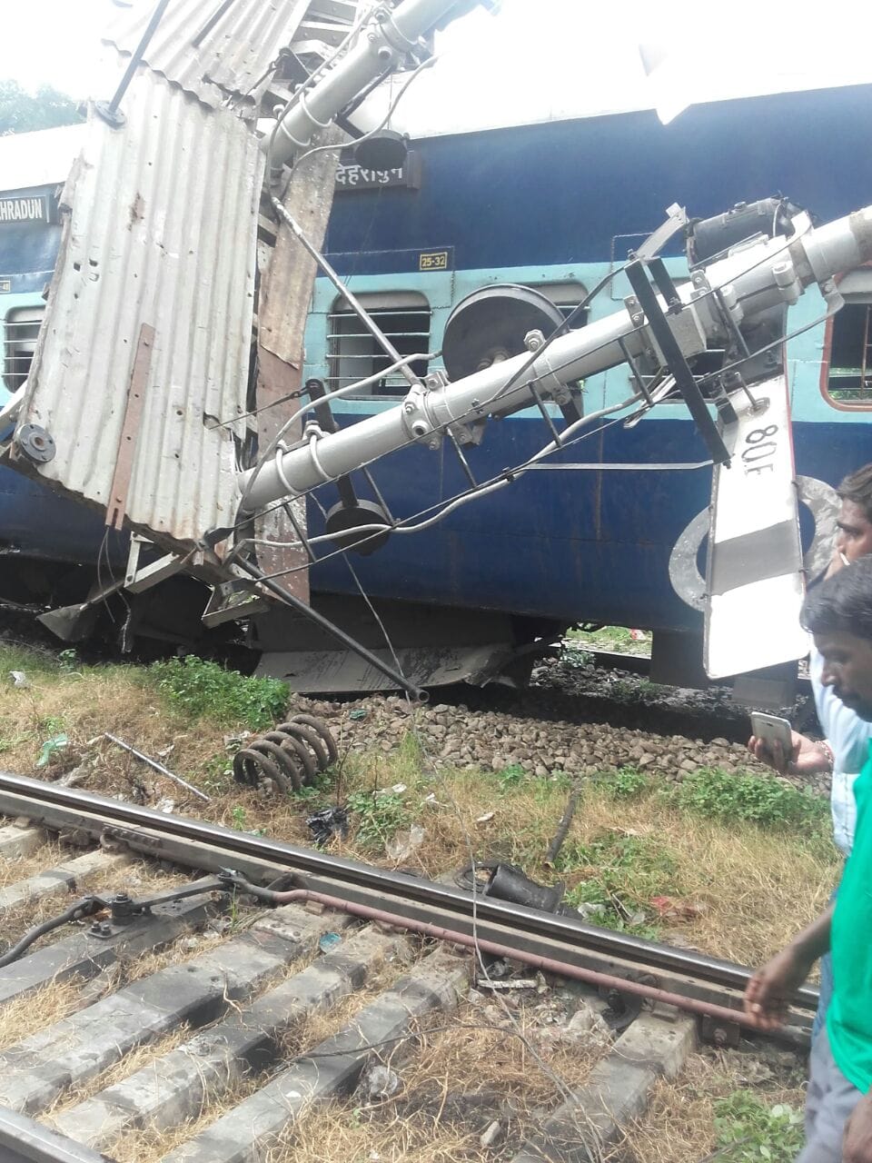 doon express derail in faizabad