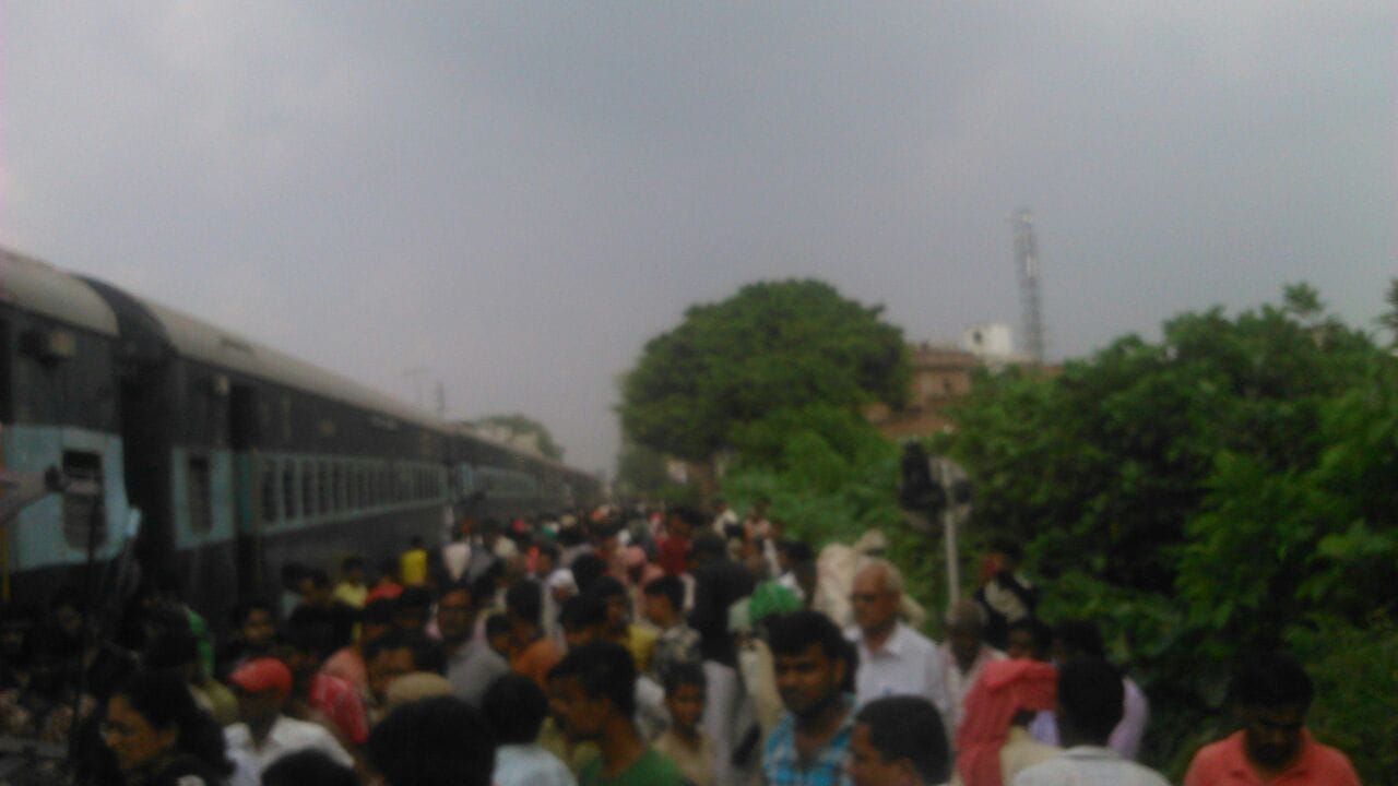 doon express derail in faizabad