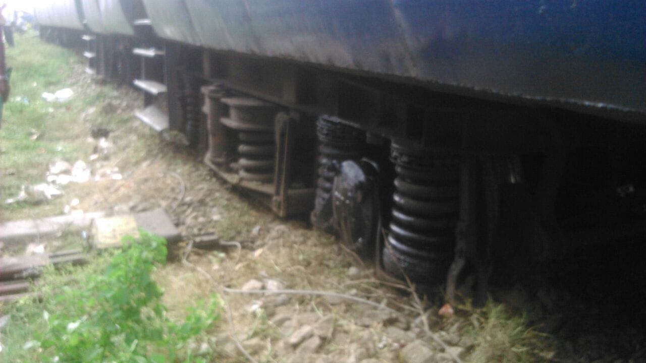 doon express derail in faizabad