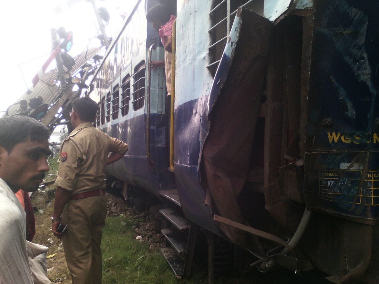doon express derail in faizabad