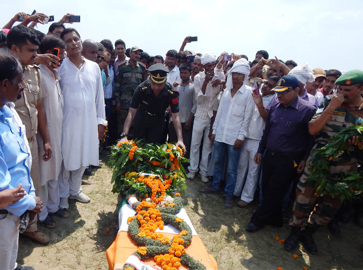 tirange me lipta lal nikla antim yatra par