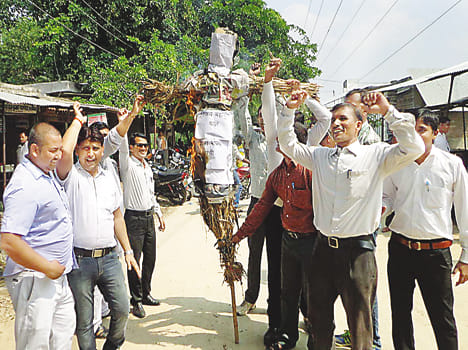 Shivpal burned effigies of lawyers and Vijay Bahadur
