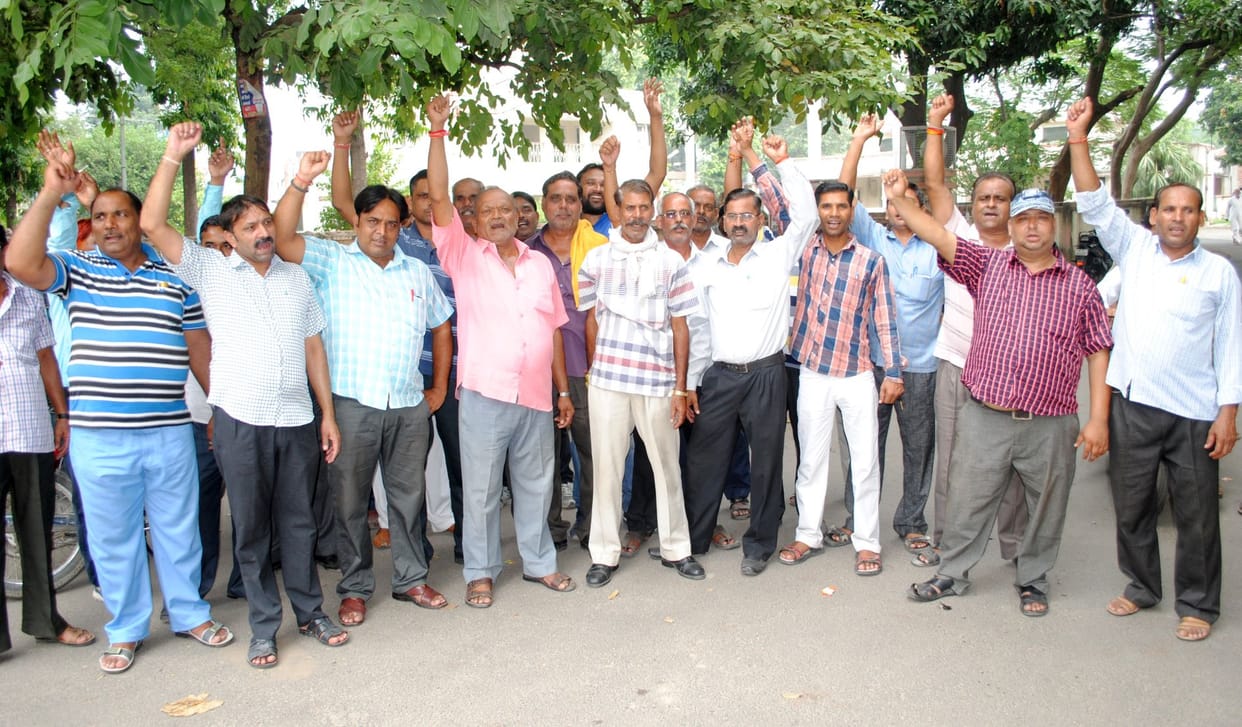 hold officers car in strike 