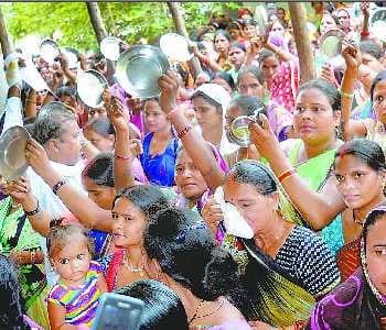 Anganwadi workers hoop minister's house