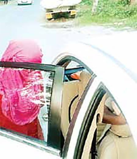 fraud lady asi caught by patiala police, who makes target to couples sitting in park