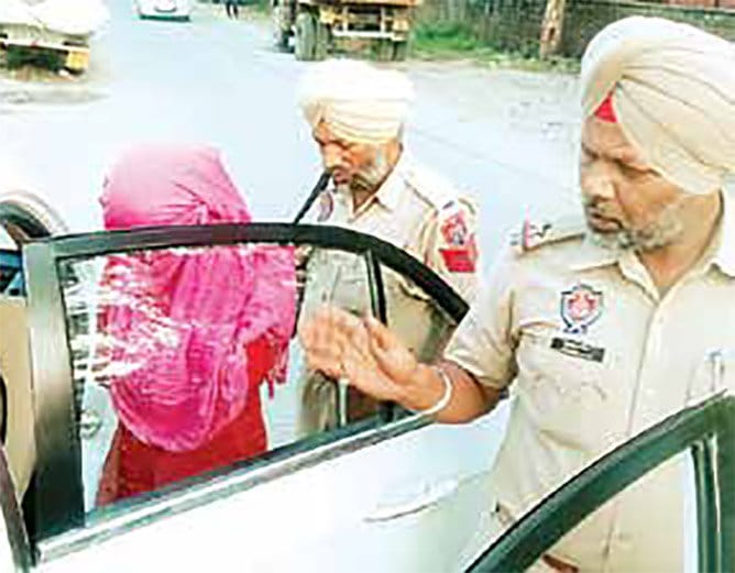 fraud lady asi caught by patiala police, who makes target to couples sitting in park