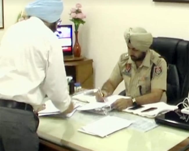 fraud lady asi caught by patiala police, who makes target to couples sitting in park