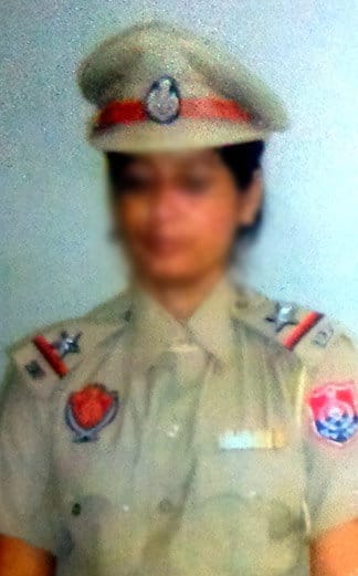 fraud lady asi caught by patiala police, who makes target to couples sitting in park