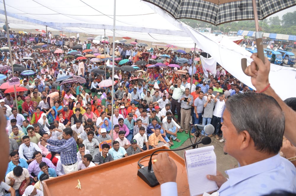 cm harish rawat giving speech from written note