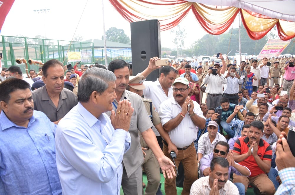 cm harish rawat giving speech from written note