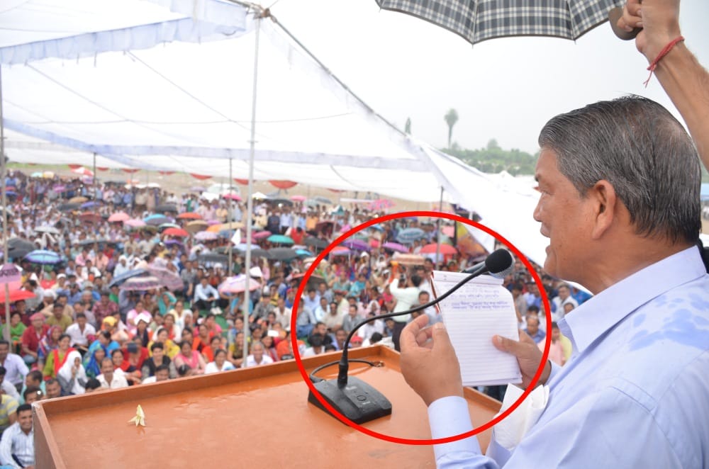 cm harish rawat giving speech from written note