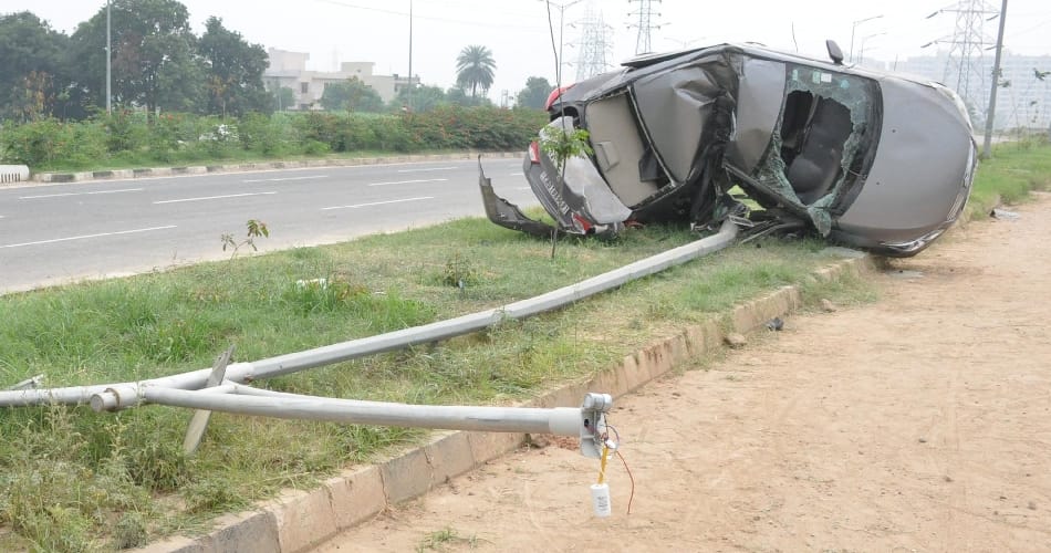 200 kmph speedy car accident on international airport road, see condition in photos
