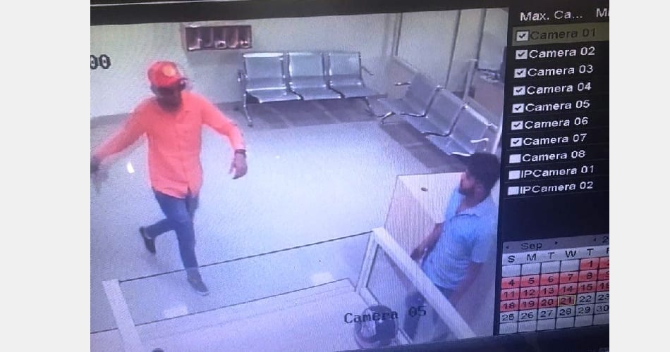 3 minutes from and took away 12 Lakh from the bank, incident captured in CCTV