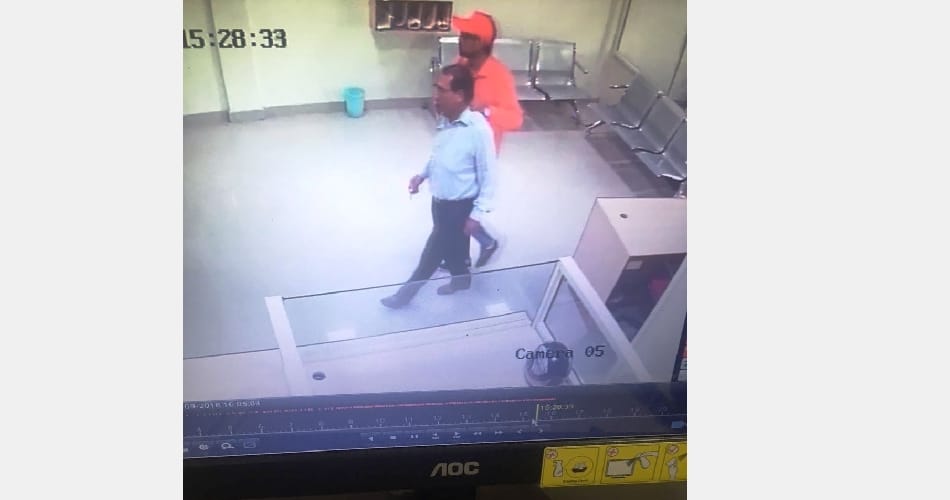 3 minutes from and took away 12 Lakh from the bank, incident captured in CCTV