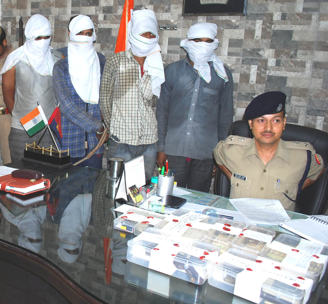 Saria looted 140 quintals workers hostage