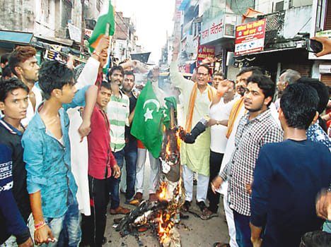 Shiv Sena workers burnt effigies of Pakistan PM