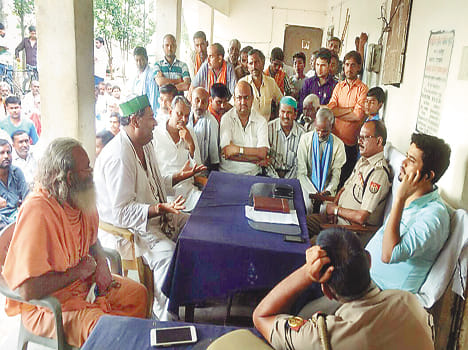 Villagers protesting siege to the police station