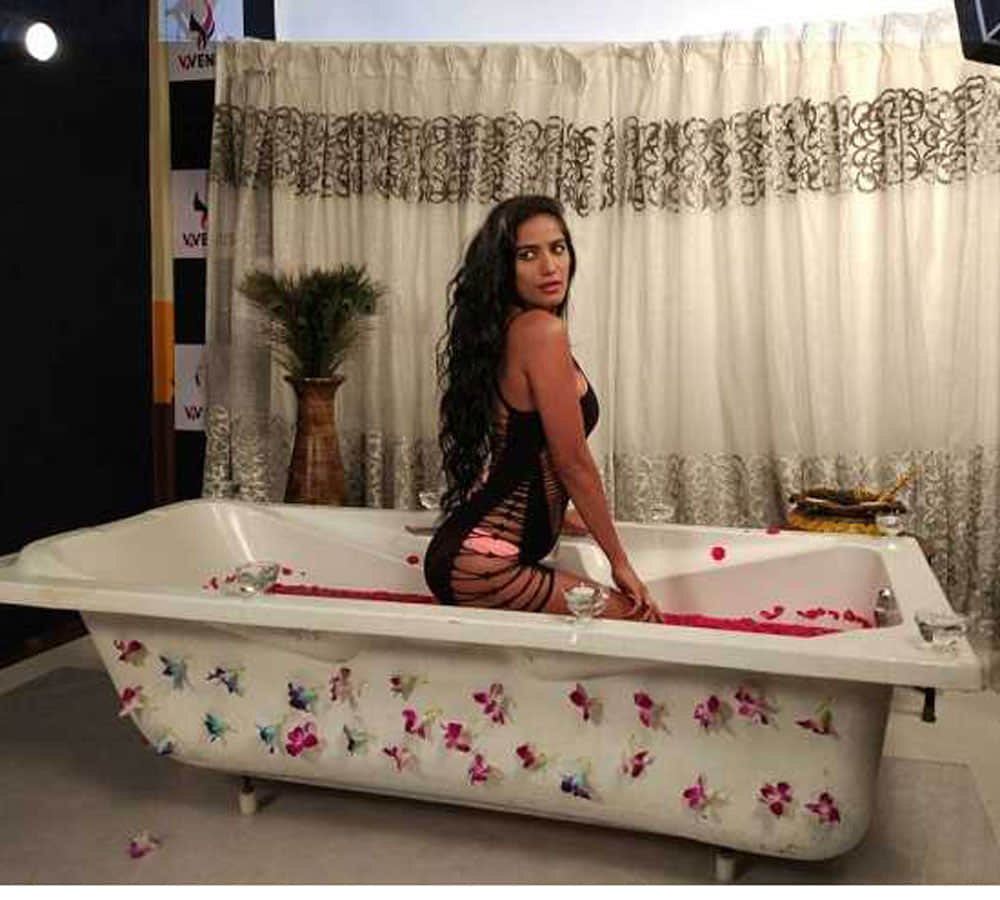 poonam pandey got angry with sunny leone
