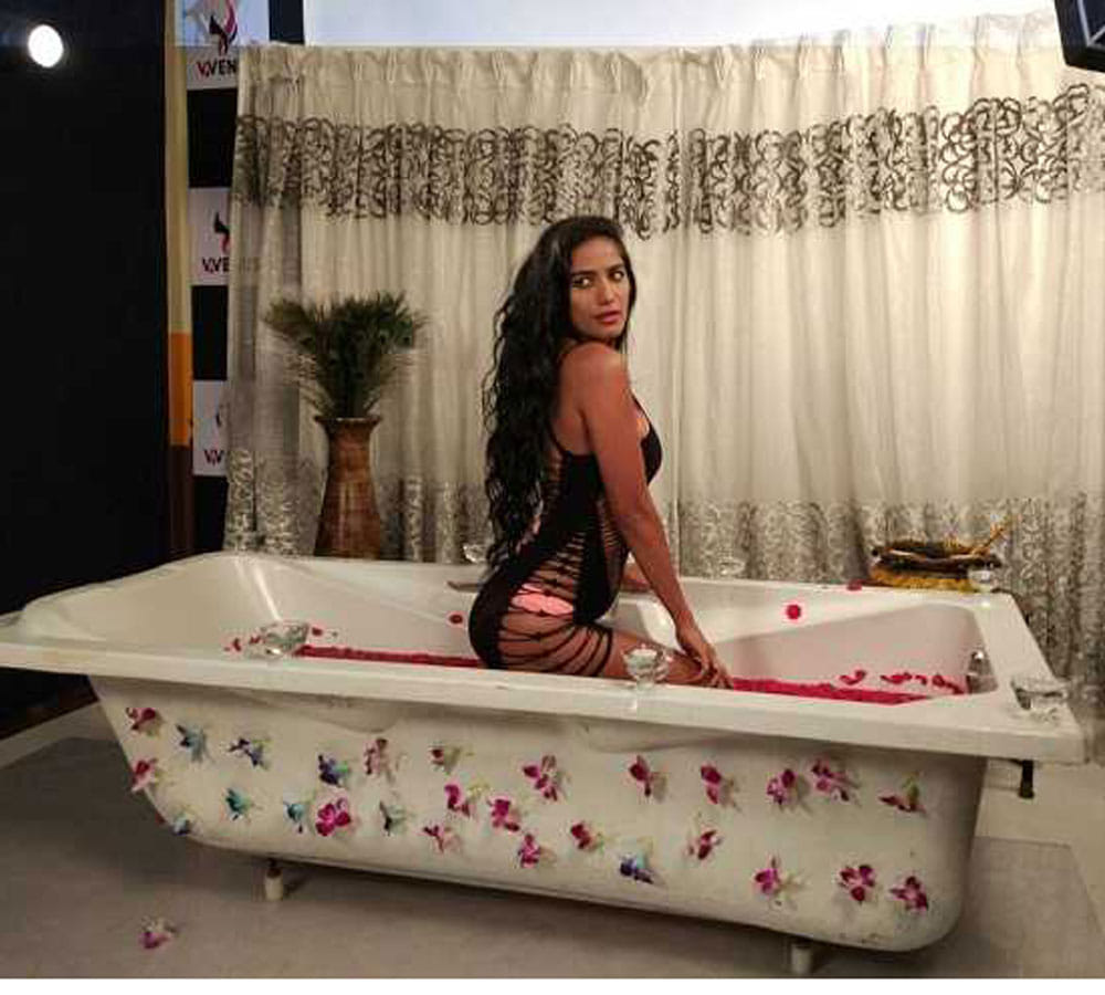 poonam pandey got angry with sunny leone