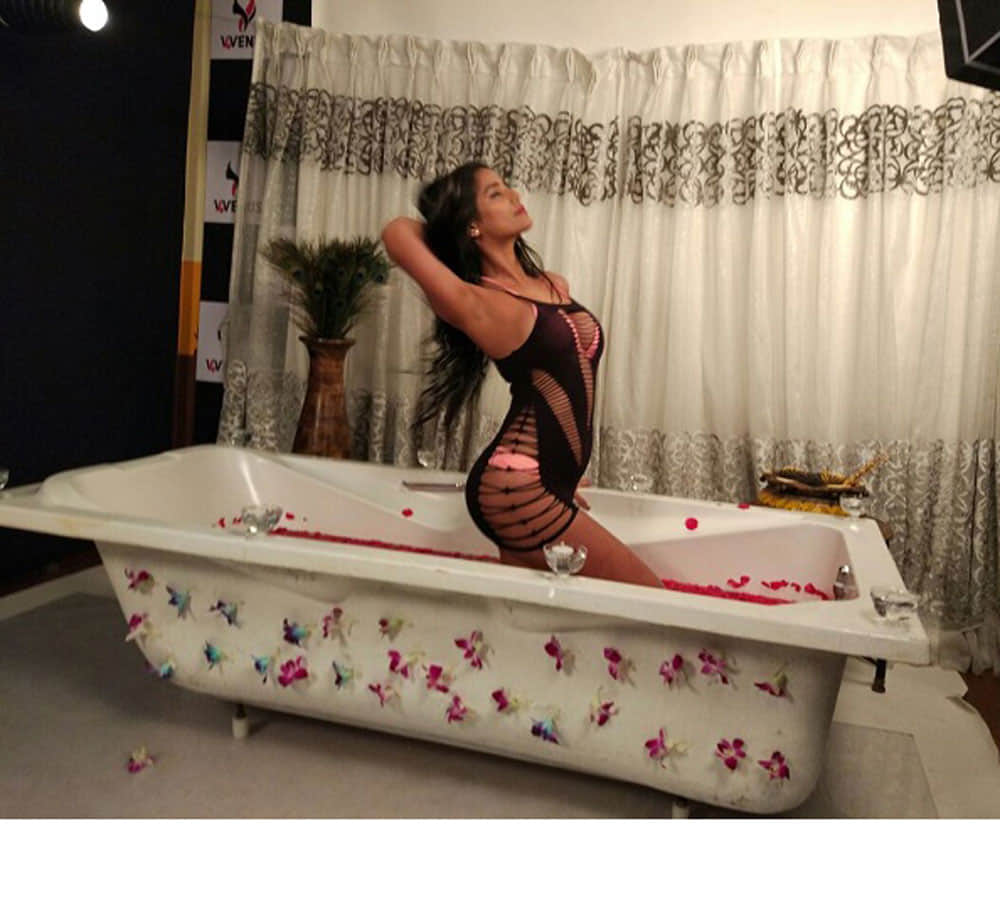 poonam pandey got angry with sunny leone