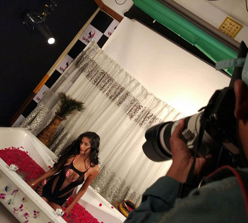 poonam pandey got angry with sunny leone