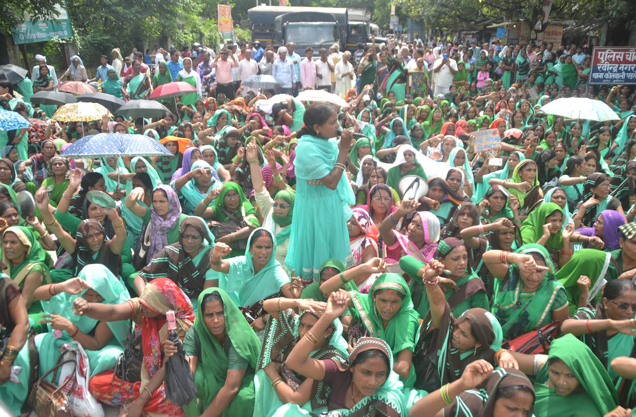 aanganbadi workers stoped traffic