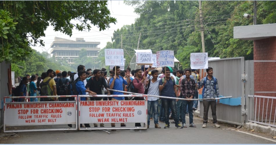 Student union of punjab university protesting due to fee hike in campus
