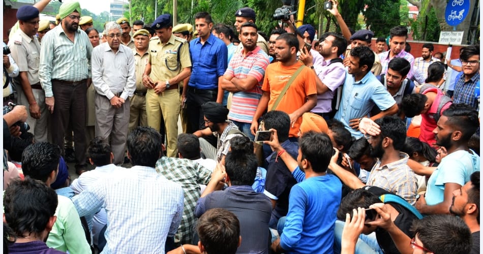 Student union of punjab university protesting due to fee hike in campus