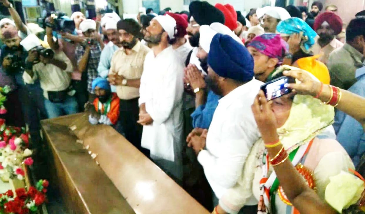 rahul gandhi prayers at gurudwara at kanpur