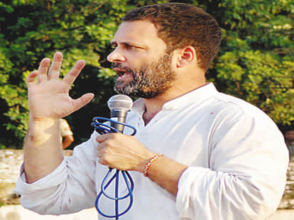  किसानों के सवालों के जवाब देने के दौरान राहुल गांधी