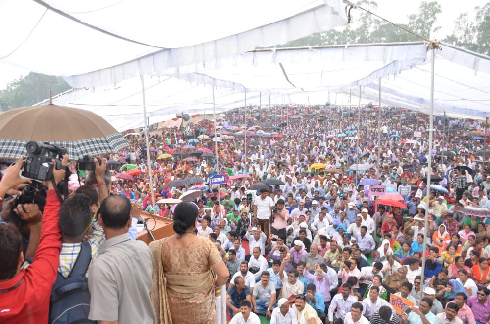 cm harish rawat giving speech from written note